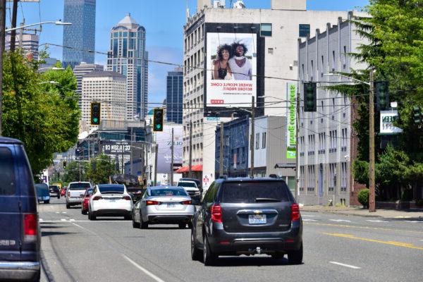 Pacific Outdoor’s wallscape coverage encompasses coverage of T-Mobile Park and Lumen Field. 额外的墙面覆盖范围包括繁华的贝尔镇社区, Queen Anne, Ballard, 和国会山，这些地方对车辆和行人都很明显.